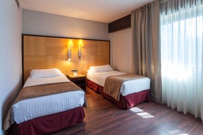 Standaard kamer, 2 eenpersoonsbedden, niet-roken | Een minibar, een kluis op de kamer, een bureau