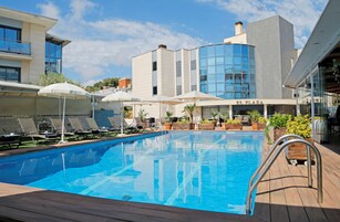 Una piscina al aire libre, tumbonas