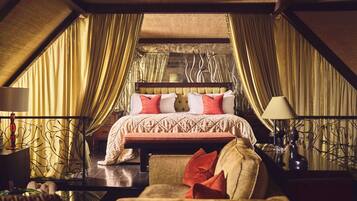 1 bedroom, Egyptian cotton sheets, premium bedding, down comforters