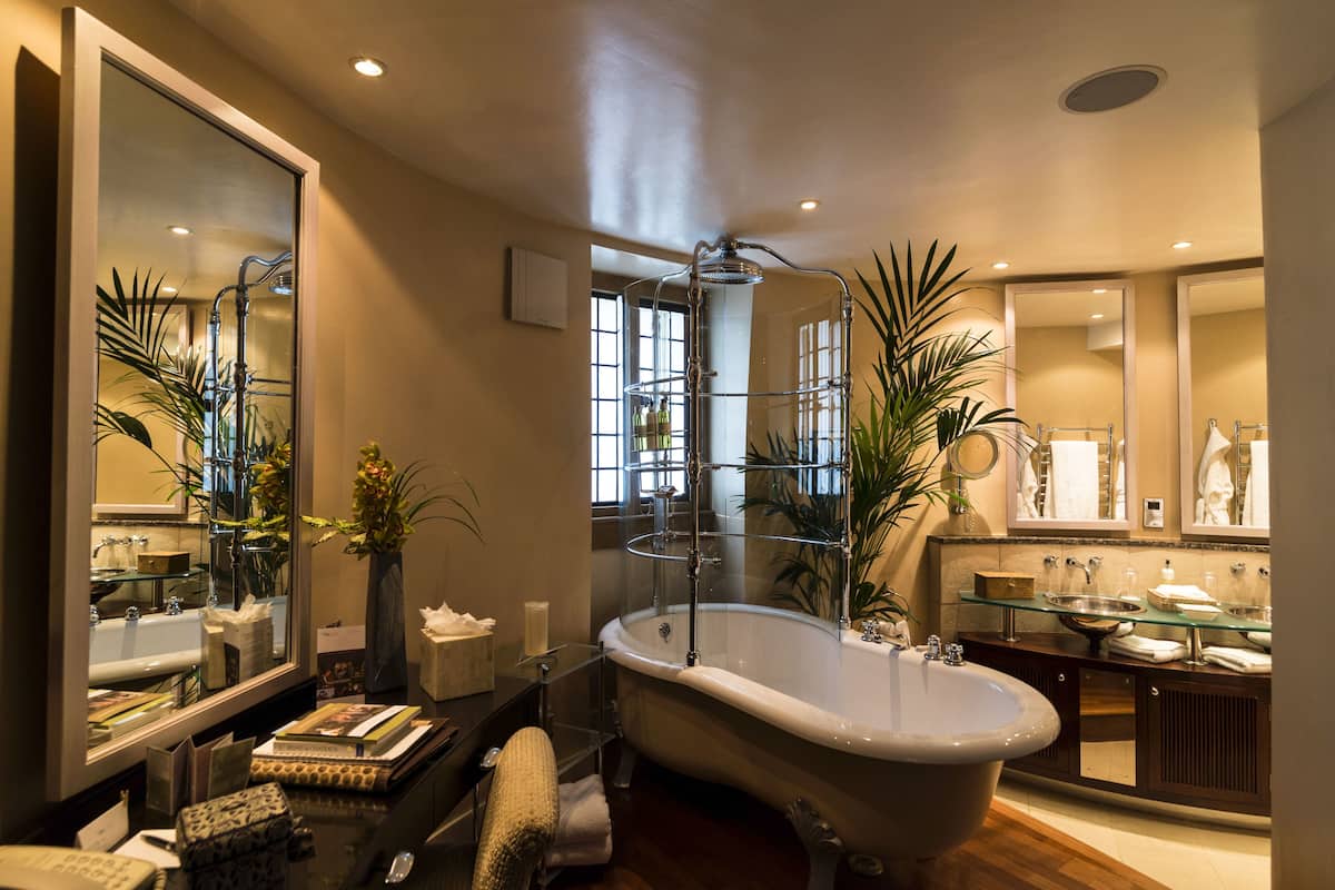 junior suite (garden) | bathroom | designer toiletries, hair dryer, bathrobes, slippers