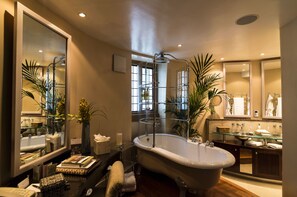 Junior Suite (Garden) | Badezimmer | Designer-Toilettenartikel, Haartrockner, Bademäntel, Hausschuhe