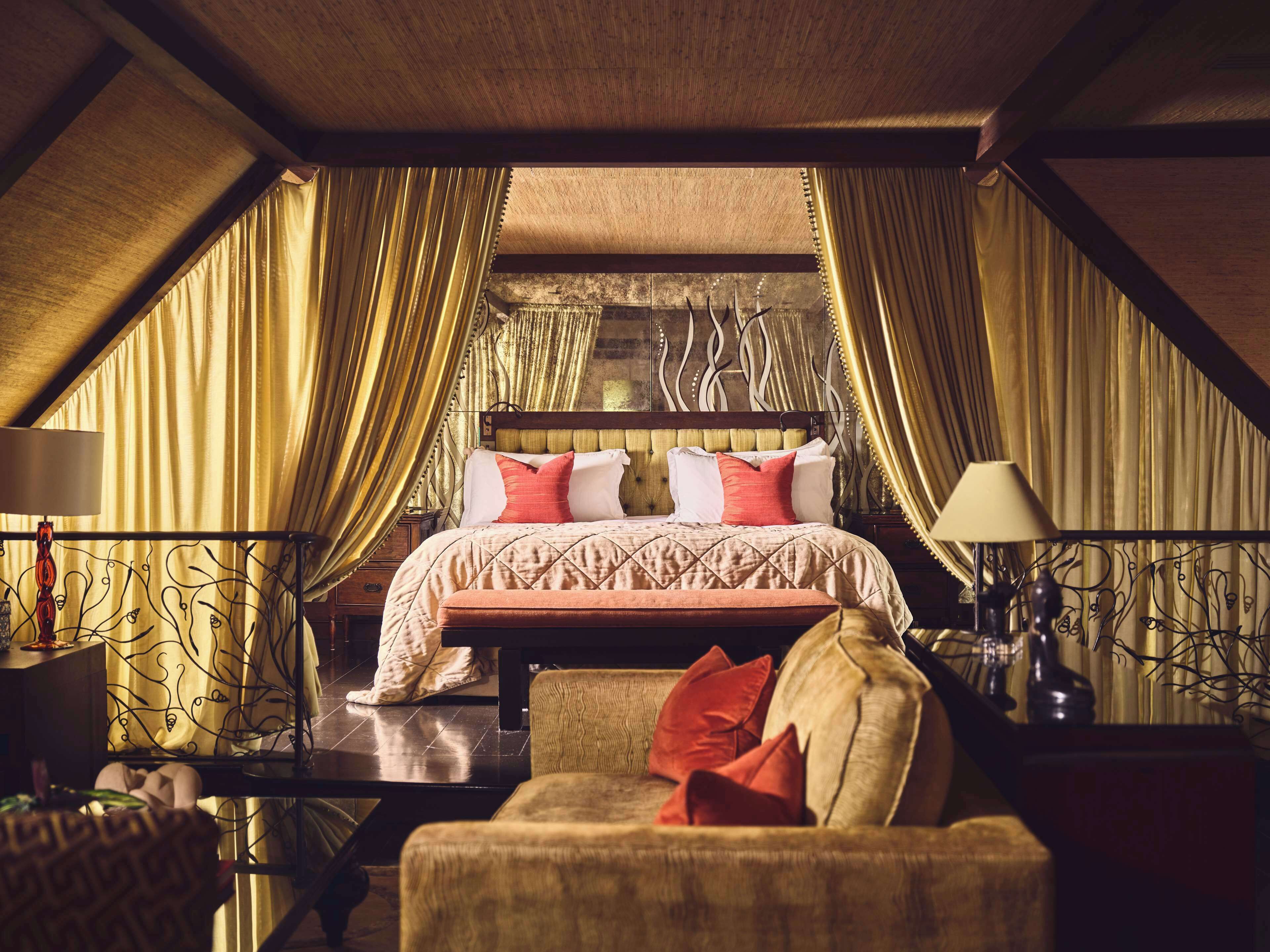 1 bedroom, Egyptian cotton sheets, premium bedding, down comforters