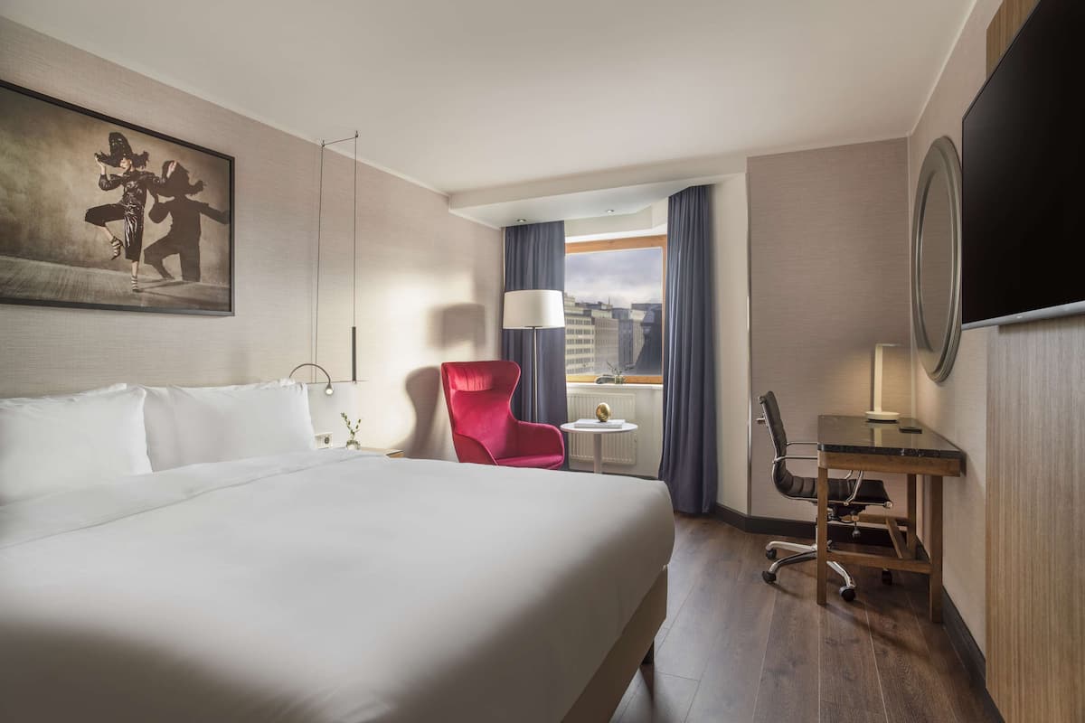 1 bedroom, hypo-allergenic bedding, minibar, in-room safe