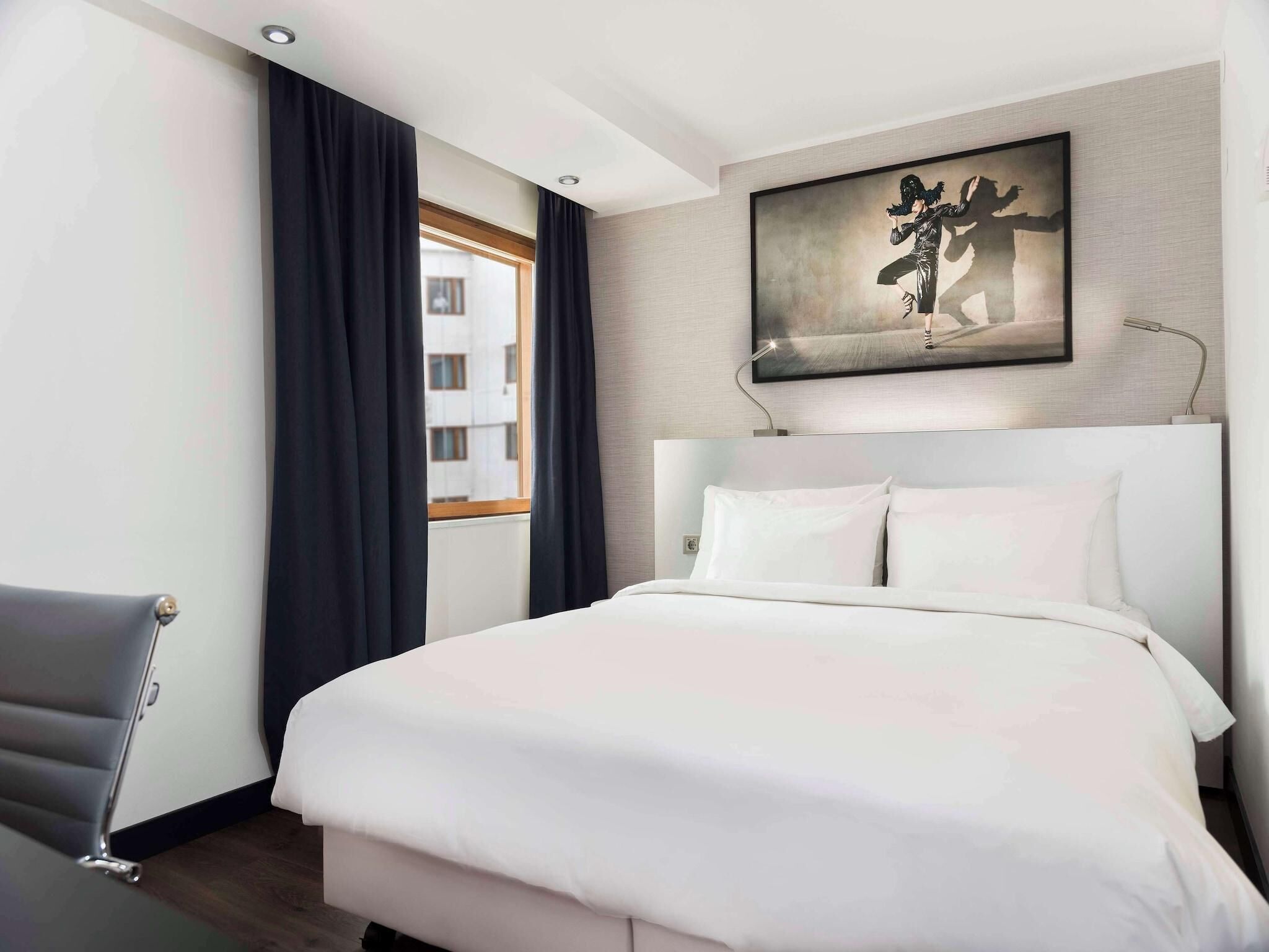 1 sovrum, allergitestade sängkläder och minibar