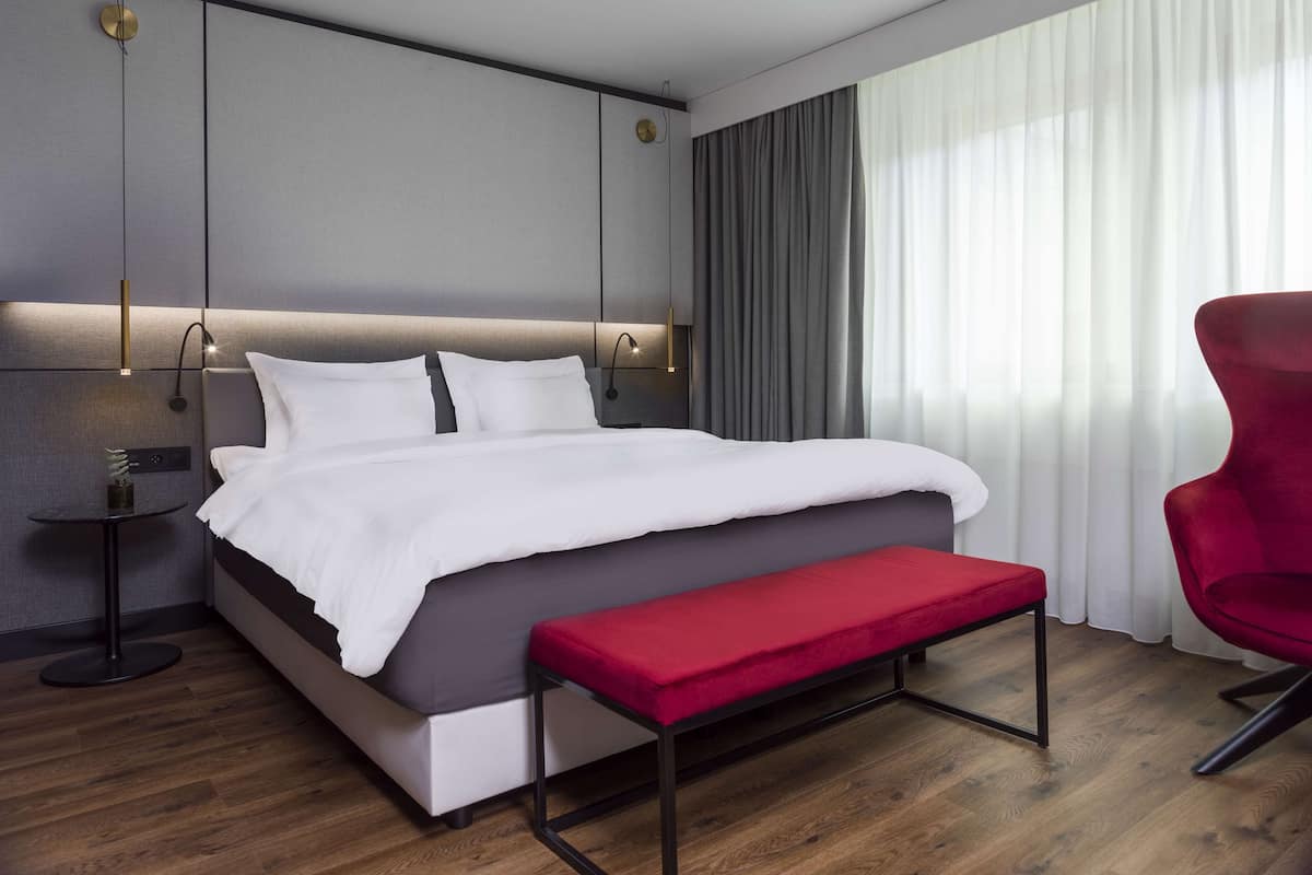 1 bedroom, hypo-allergenic bedding, minibar, in-room safe