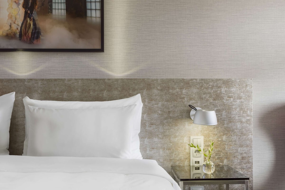 1 bedroom, hypo-allergenic bedding, minibar, in-room safe