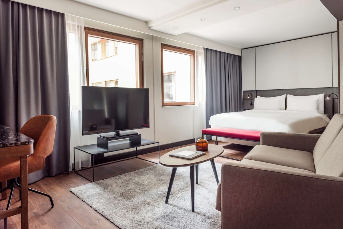 1 bedroom, hypo-allergenic bedding, minibar, in-room safe