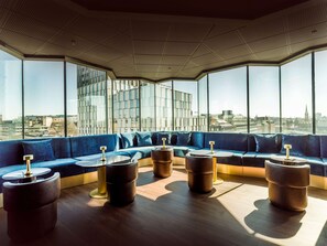 2 bars/lounges, lobby lounge