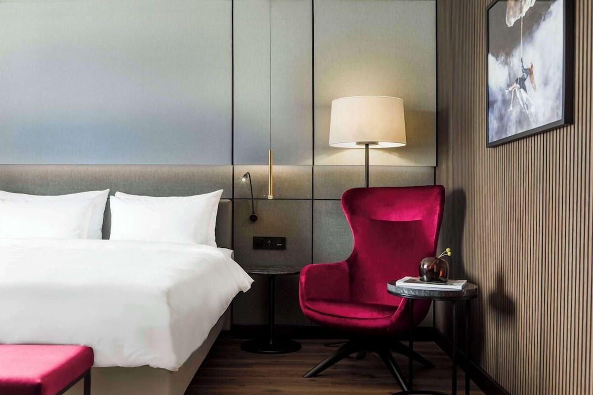 1 bedroom, hypo-allergenic bedding available, minibar, in-room safe