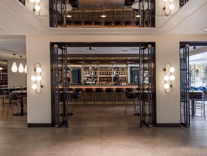 2 bars i un lounge al vestíbul 