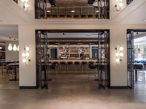 2 bars/lounges, lobby lounge