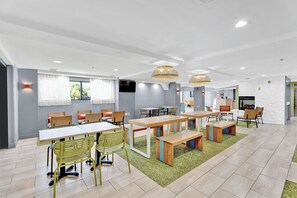 Free daily breakfast - Spark by Hilton Plymouth (Plymouth)