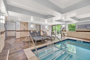 Piscine couverte, accès possible de 07 h 00 à 22 h 00, chaises longues 