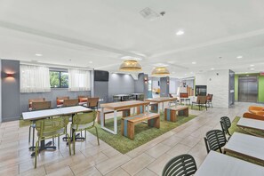 Free daily breakfast - Spark by Hilton Plymouth (Plymouth)