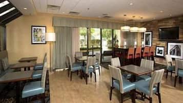 Buffet déjeuner gratuit tous les jours