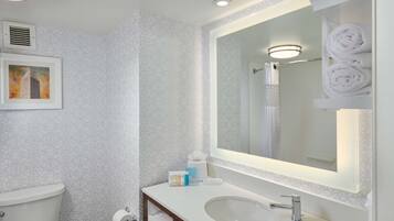 Zimmer, 2 Queen-Betten, Mikrowelle | Badezimmer | Kostenlose Toilettenartikel, Haartrockner, Handtücher