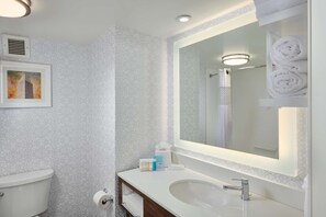 Room, 2 Queen Beds, Microwave | Bathroom - Hampton Inn Fairfax City (Fairfax)