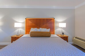 Rom – standard, 1 kingsize-seng, ikke-røyk | Skrivebord, blendingsgardiner, lydisolert og strykejern/-brett