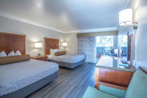 Quarto standard, 2 camas Queen, para não fumantes | Escrivaninha, cortinas blackout, quartos à prova de som