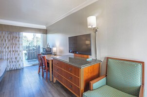 Quarto standard, 2 camas Queen, para não fumantes | Escrivaninha, cortinas blackout, quartos à prova de som