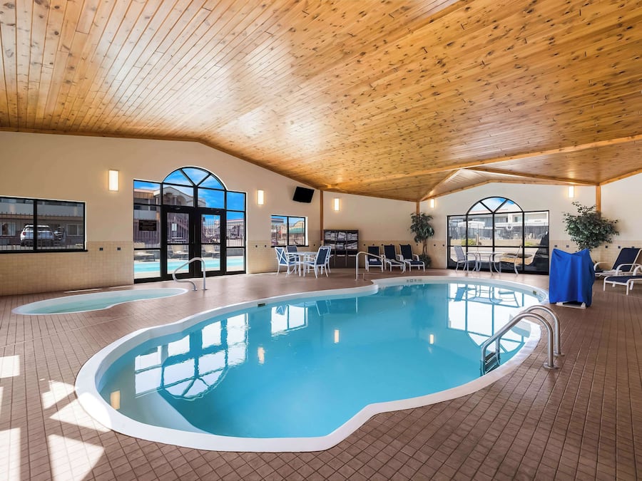 Sisäuima-allas, ulkouima-allas, aurinkotuoleja