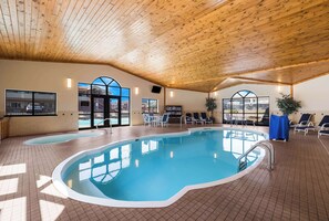 Piscina interna, piscina externa, espreguiçadeiras
