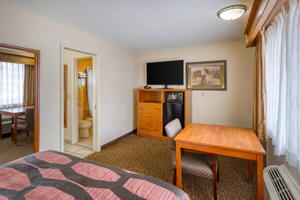 Family Suite, Multiple Beds, Non Smoking, Refrigerator & Microwave | Laptop workspace, iron/ironing board, cribs (free), WiFi (free)