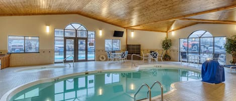 Piscine couverte, piscine extérieure, chaises longues