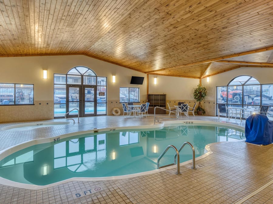 Piscina coperta, piscina all'aperto, lettini