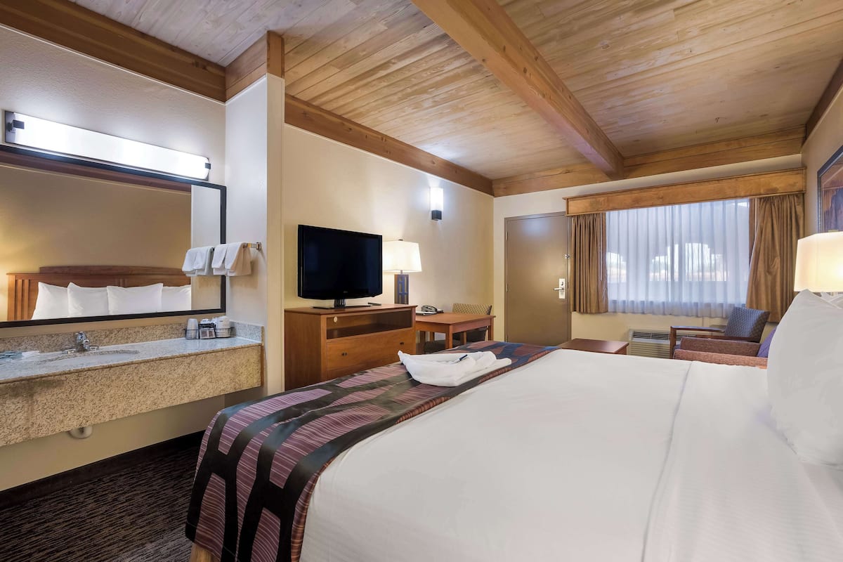 standard room, 1 king bed, non smoking, refrigerator & microwave | individually decorated, individually furnished, laptop workspace