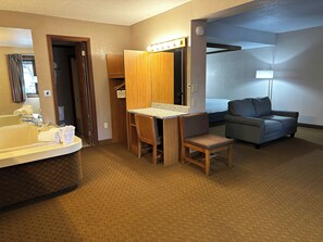 King Jacuzzi Suite - No pets | Living area | TV