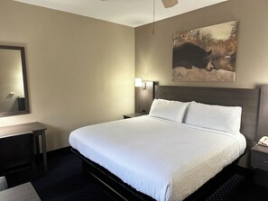 King Bed Deluxe - No Pets | Desk, blackout drapes, iron/ironing board, free cribs/infant beds - Sidney James Mountain Lodge (Gatlinburg)