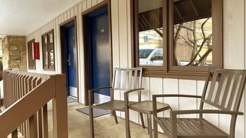 King Jacuzzi Suite - No pets | Terrace/patio