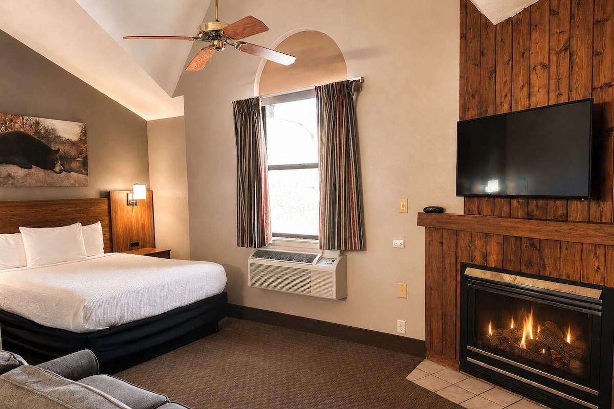 Queen Jacuzzi Suite - No Pets | Desk, laptop workspace, blackout drapes, iron/ironing board (on request)
