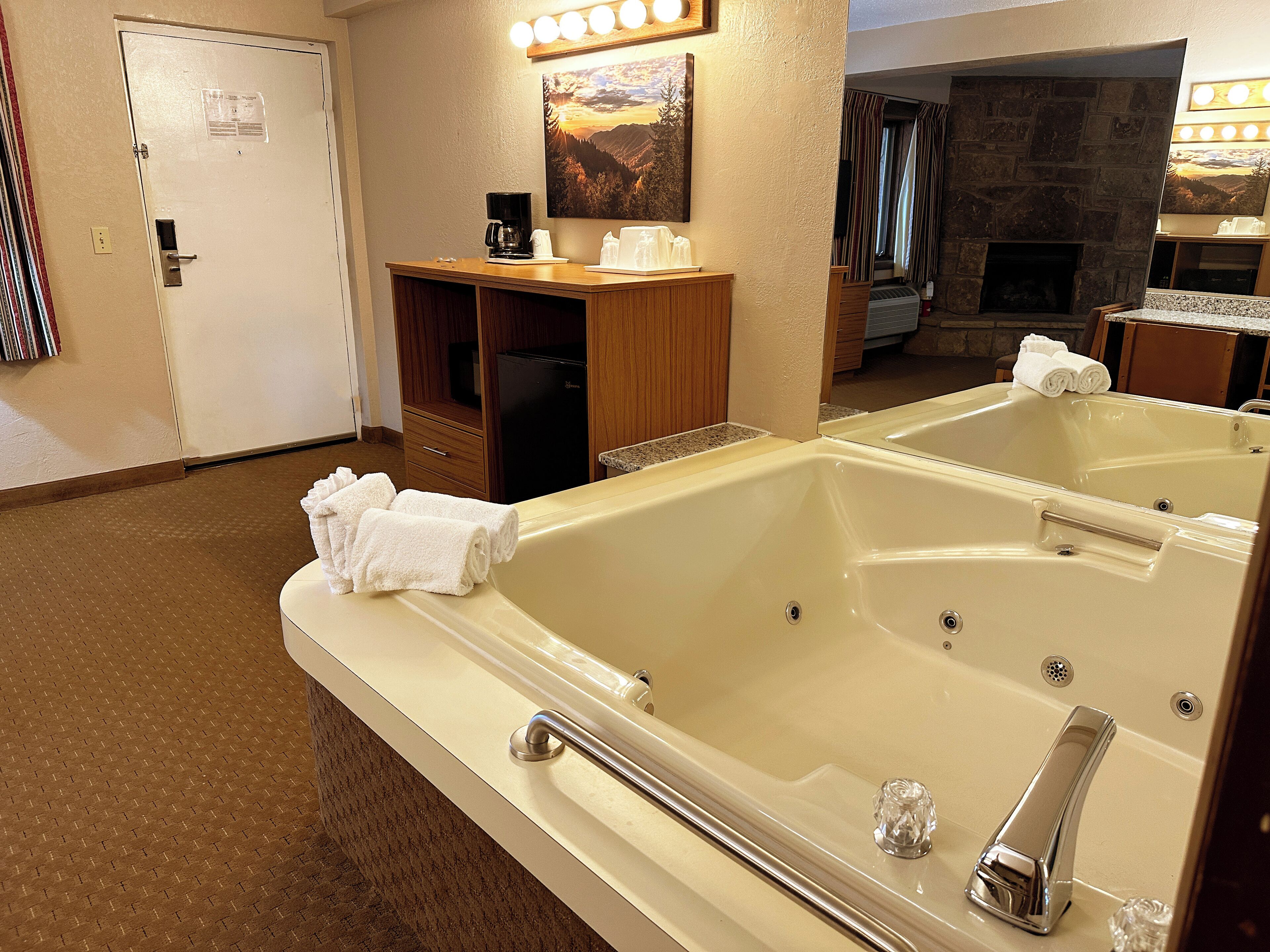 King Jacuzzi Suite - No pets | Desk, blackout curtains, iron/ironing board, free cots/infant beds