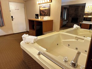 King Jacuzzi Suite - No pets | Desk, blackout curtains, iron/ironing board, free cots/infant beds - Sidney James Mountain Lodge (Gatlinburg)