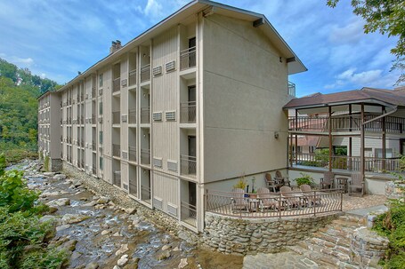 Sidney James Mountain Lodge - Image 12