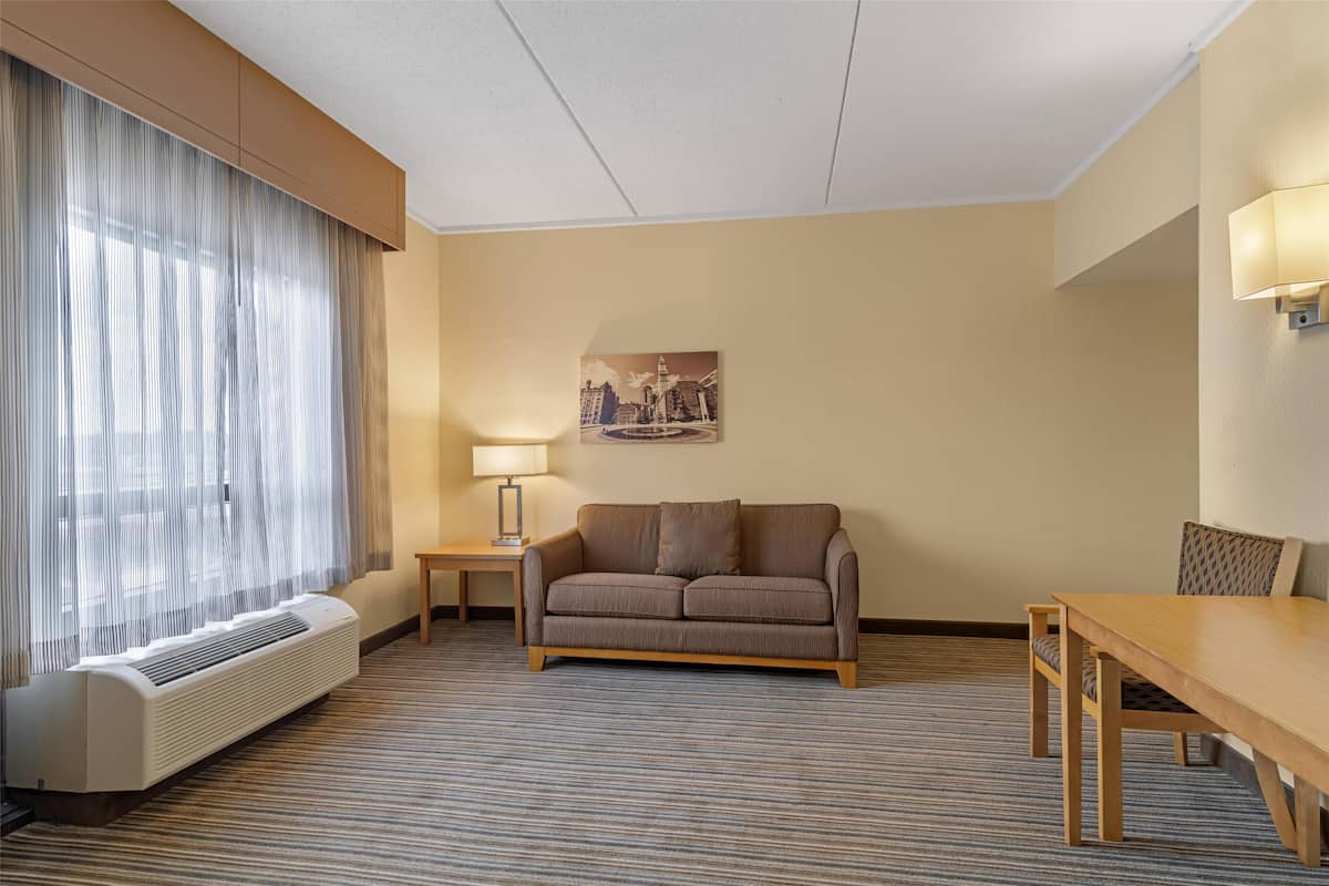Familie suite, 1 kingsize bed, niet-roken, koelkast & magnetron (with Sofabed) | Een bureau, een laptopwerkplek, een strijkplank/strijkijzer