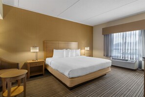 Chambre Standard, 1 trÚs grand lit, accessible aux personnes à mobilité réduite, baignoire | Bureau, espace de travail pour ordinateurs portables