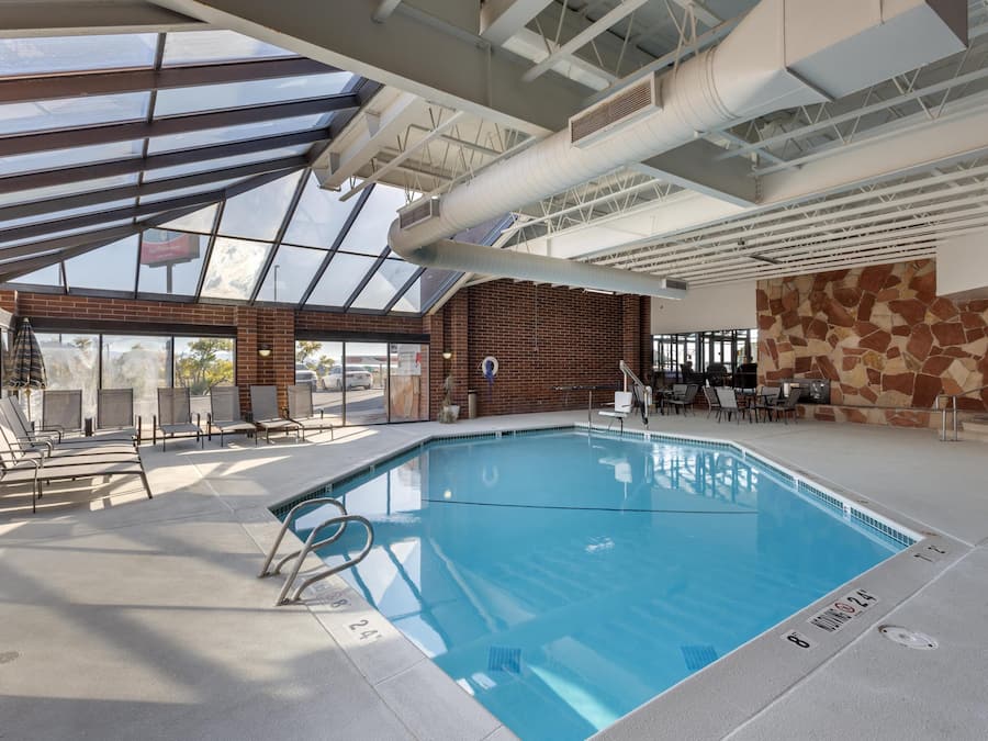 Una piscina techada, sillones reclinables de piscina