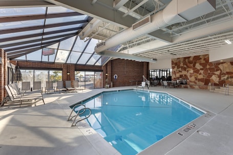 Una piscina cubierta, tumbonas. SureStay Plus Hotel by Best Western Price