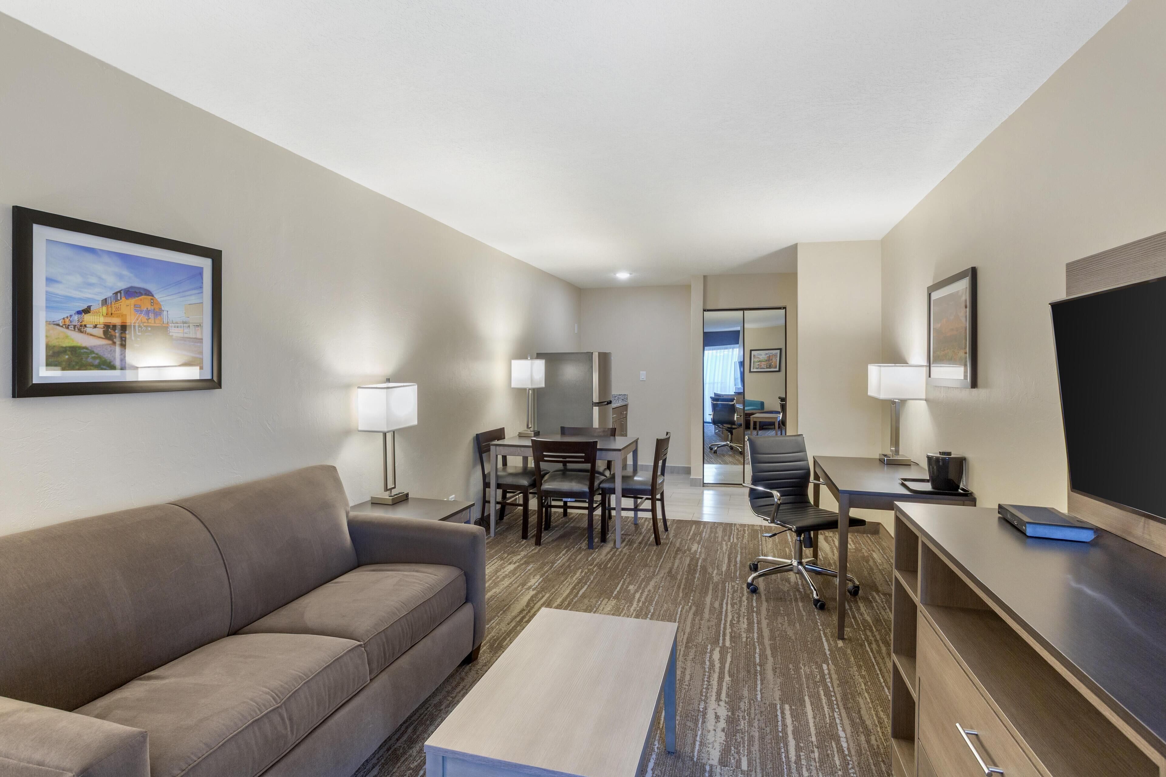 套房, 多張床, 非吸煙房, 小廚 (with Sofabed) | 房內夾萬、書桌、手提電腦工作空間、遮光窗簾/窗簾