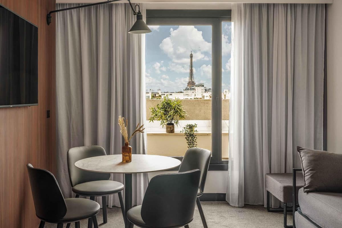 Suite supérieure, 1 grand lit, vue sur la ville (Eiffel Tower view) | Literie de qualité, coffre-fort pour ordinateur portable, bureau