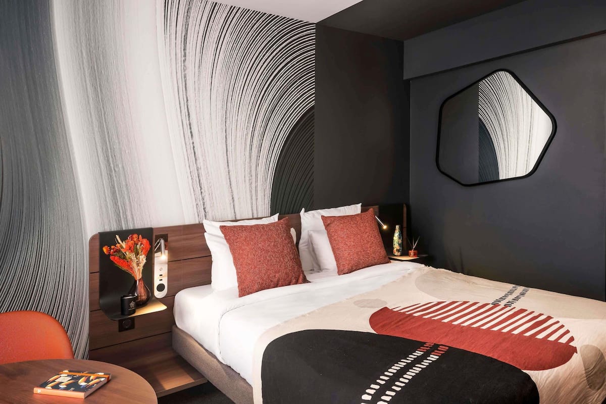Premium bedding, in-room safe, desk, laptop workspace