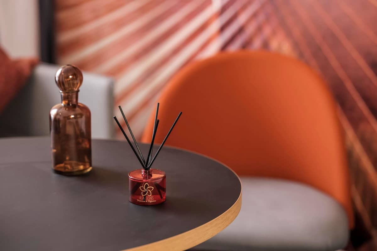 Ropa de cama de alta calidad y caja de seguridad en la habitación