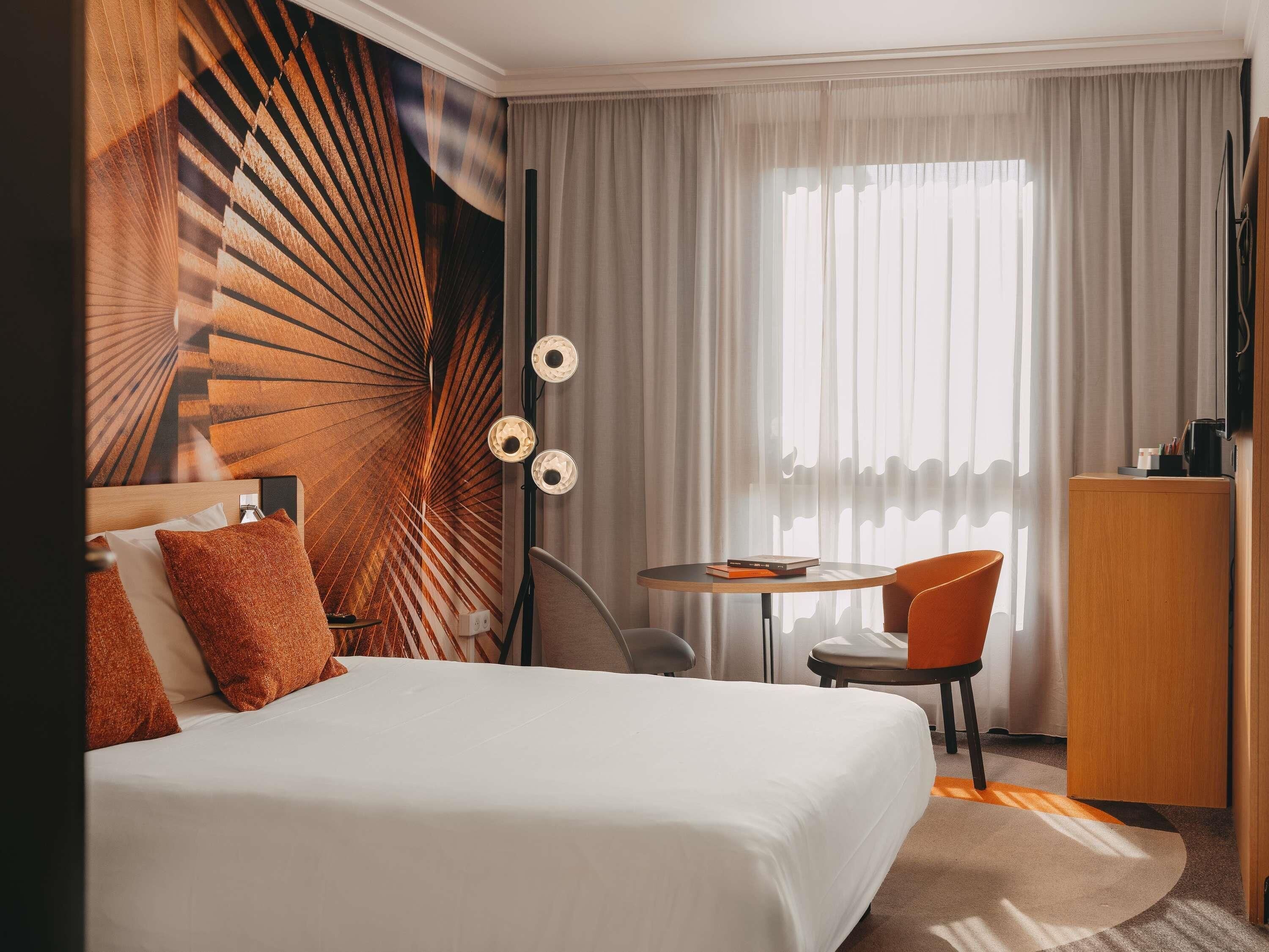 Classic Room, 1 Double Bed | Premium bedding, in-room safe, desk, laptop workspace