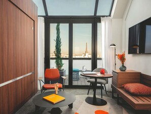 Premium bedding, in-room safe, desk, laptop workspace