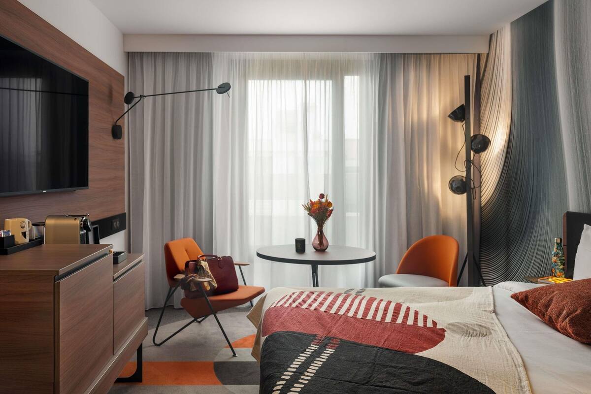 Premium bedding, in-room safe, desk, laptop workspace