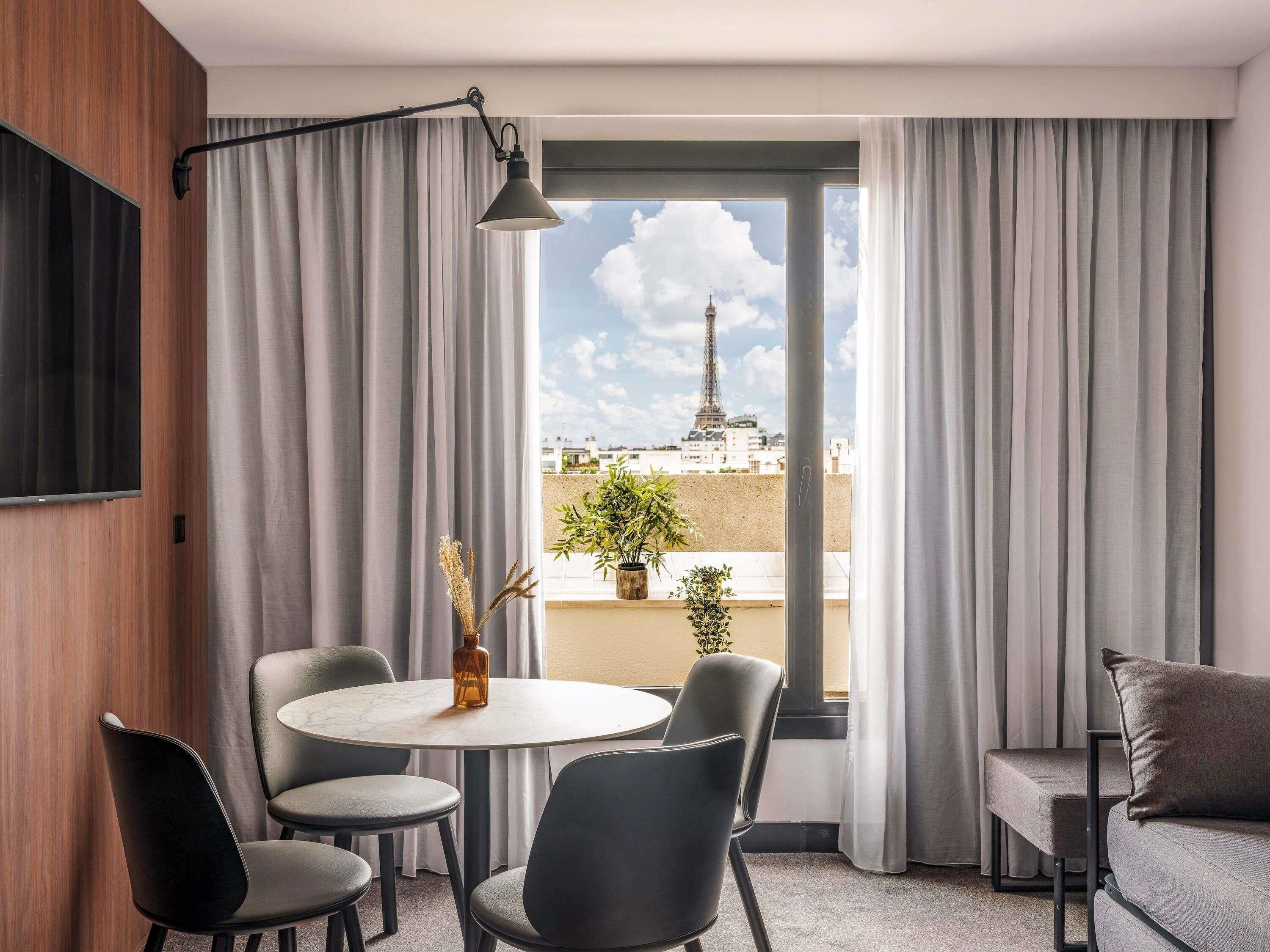 Suite superior, 1 cama Queen size, vista a la ciudad (Eiffel Tower view) | Ropa de cama de alta calidad y caja de seguridad en la habitación 