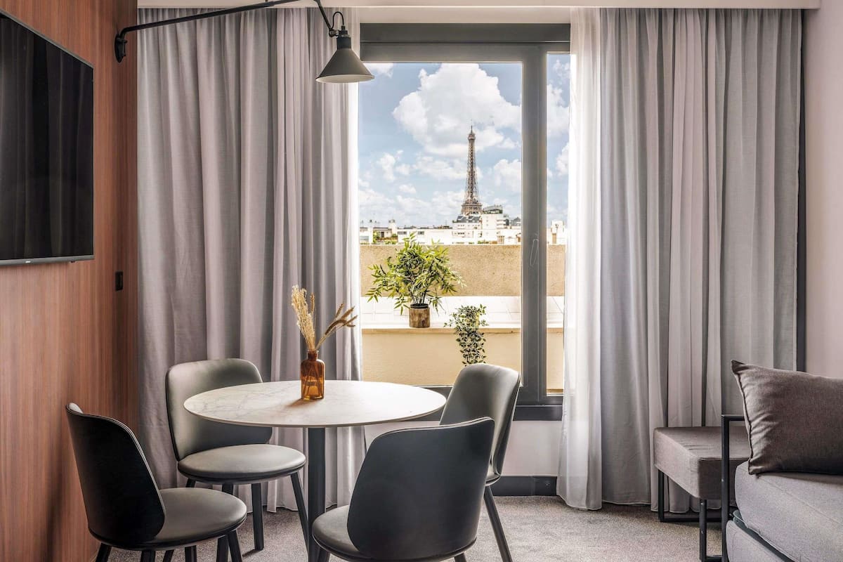 Suite superior, 1 cama Queen size, vista a la ciudad (Eiffel Tower view) | Ropa de cama de alta calidad y caja de seguridad en la habitación